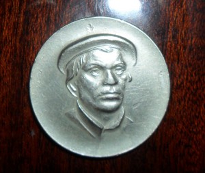 Настольная медаль.
