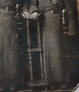 Красноармейцы, один с казачьей шашкой !