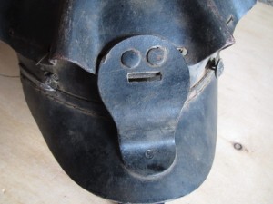 Каска фибровая, Вроде шахтерская,черные пуговки пришиты....