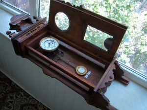 Красивые настенные часы (19 в.).