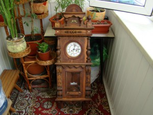 Красивые настенные часы (19 в.).