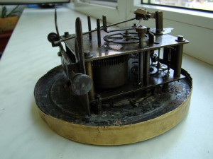 Красивые настенные часы (19 в.).