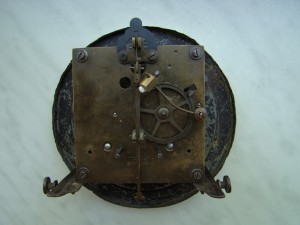 Красивые настенные часы (19 в.).