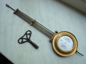 Красивые настенные часы (19 в.).
