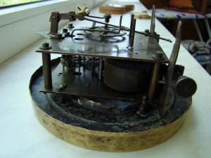 Красивые настенные часы (19 в.).