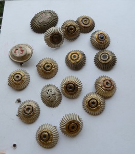 Много кокард