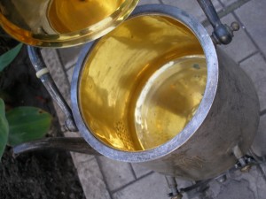 Интересный чайник с красивым вензелем на подставке