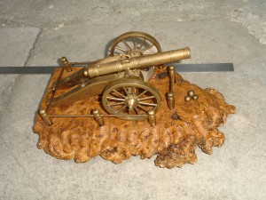 Бронзовая пушка