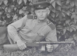 Пограничники МВД 51-52 гг. В форме с оружием и ЗНАКАМИ 21шт.