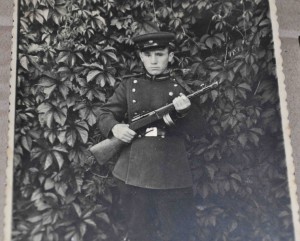 Пограничники МВД 51-52 гг. В форме с оружием и ЗНАКАМИ 21шт.