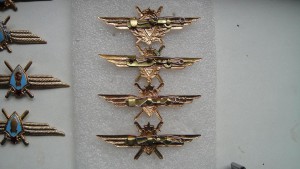 Знаки классности летчика и штурмана.