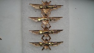 Знаки классности летчика и штурмана.