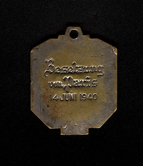Неутавной жетон в память парада в париже 14 июня 1940г!