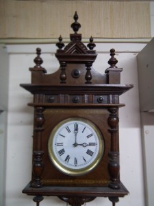 Часы в деревянном корпусе. маятник. гири. Германия