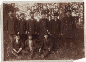 Фото с должносными знаками.