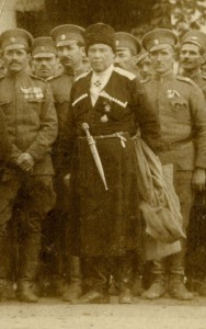 Помогите определить атамана на фото.