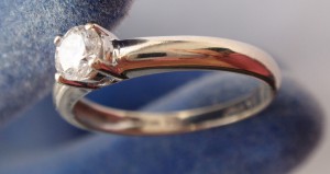 Колечко из золота 750 пробы с бриллиантом 0,3 К .