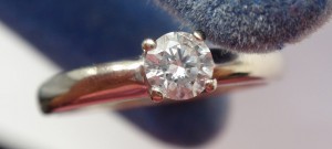 Колечко из золота 750 пробы с бриллиантом 0,3 К .