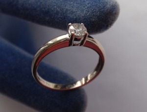 Колечко из золота 750 пробы с бриллиантом 0,3 К .