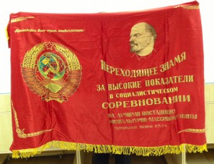 Изумительной красоты знамя. Редкое, на спортивную тему.