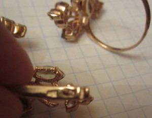 Золотой гарнитур с гранатами и фианитами. 585 пр.