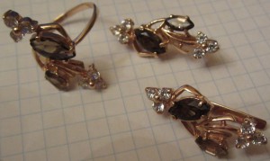 Золотой гарнитур с гранатами и фианитами. 585 пр.