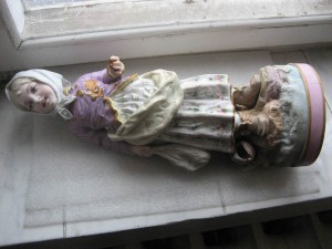 Две большие, старые статуэтки М&F. Есть травмы.