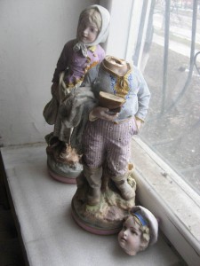 Две большие, старые статуэтки М&F. Есть травмы.