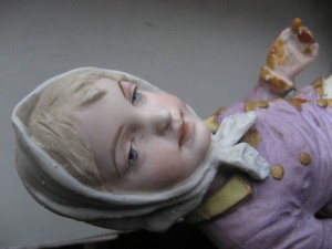 Две большие, старые статуэтки М&F. Есть травмы.
