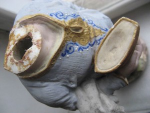 Две большие, старые статуэтки М&F. Есть травмы.