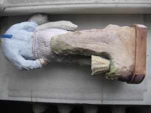 Две большие, старые статуэтки М&F. Есть травмы.