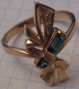 Кольцо 585 пробы, изумруды, фианиты. Золото русское.