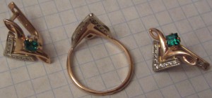 Набор кольцо, серьги. Изумруды и фианиты. 585 проба, русское