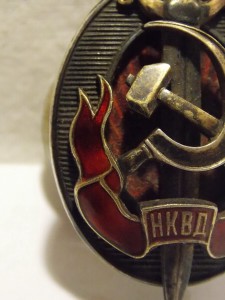 Знак НКВД с кучей доков и фотографий.