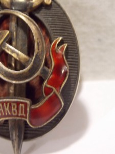 Знак НКВД с кучей доков и фотографий.