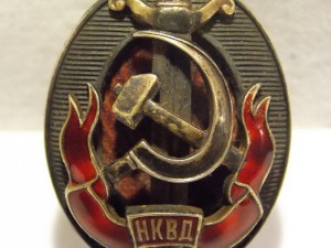 Знак НКВД с кучей доков и фотографий.