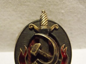 Знак НКВД с кучей доков и фотографий.