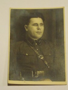 Знак НКВД с кучей доков и фотографий.