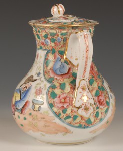 Чайник фарфоровый красивый.