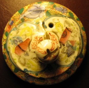 Чайник фарфоровый красивый.
