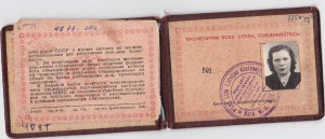 Почетный железнодорожник с документом.