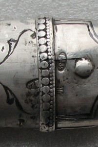 Кинжал полностью  в серебре, с кабошоном.
