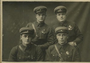 Красные командиры с красивыми значками