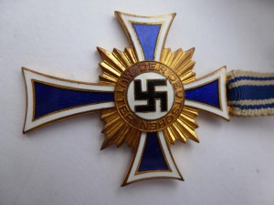 "Крест немецкой матери" в золоте,в футляре!