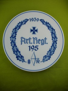 Настенная тарелка фирмы Майсен "Art . Regt 195".