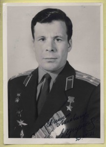 Летчик-космонавт ГСС Хрунов с дарственным автографом