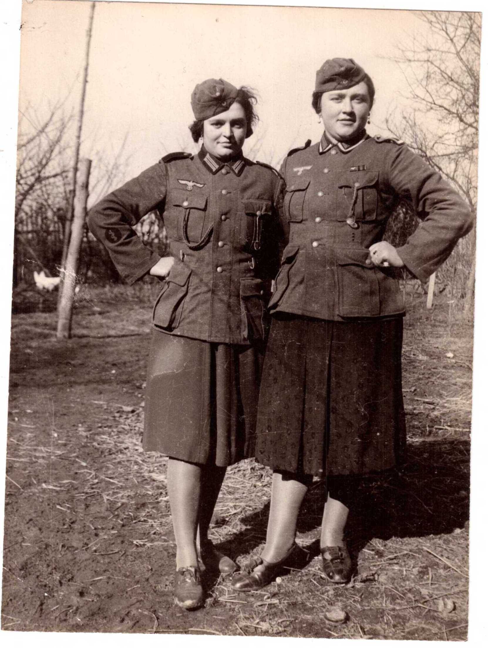 Девушки в форме