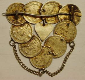 Брошь из пятачков