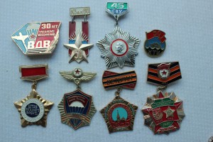 Группа ветеранских знаков частей.