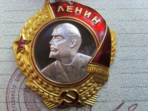 ЛЕНИН С ДОКУМЕНТОМ.